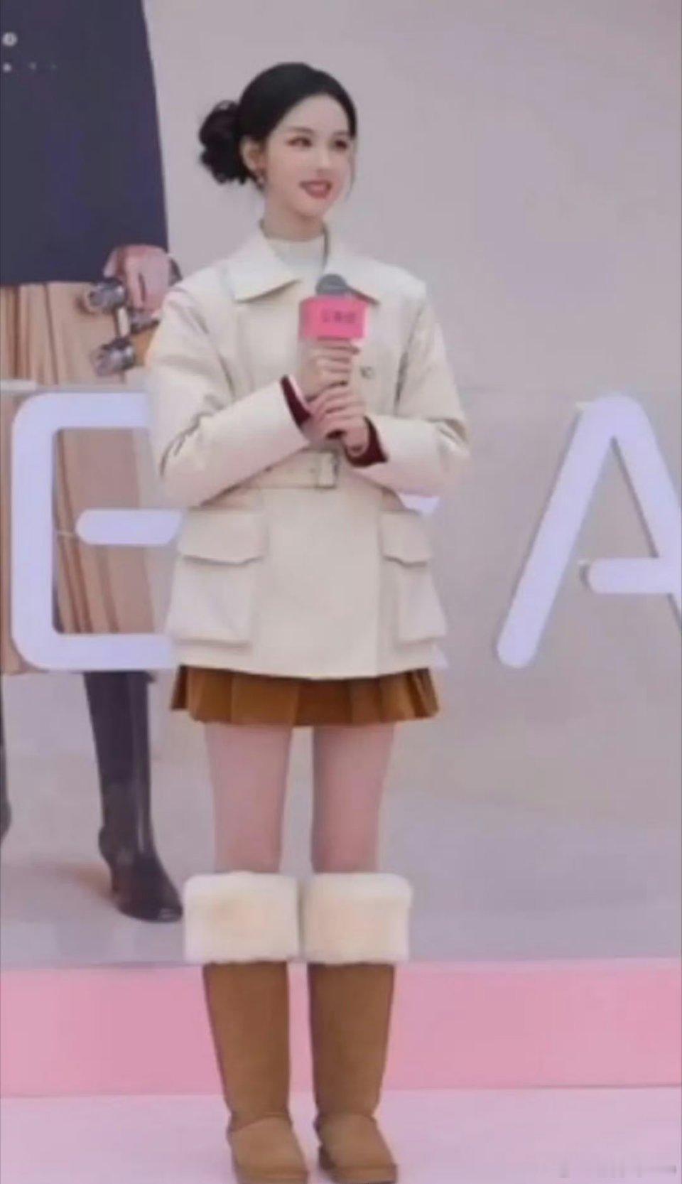 陈都灵今日份妆造穿着毛绒绒的雪地靴，找不到跟p3不一样的地方