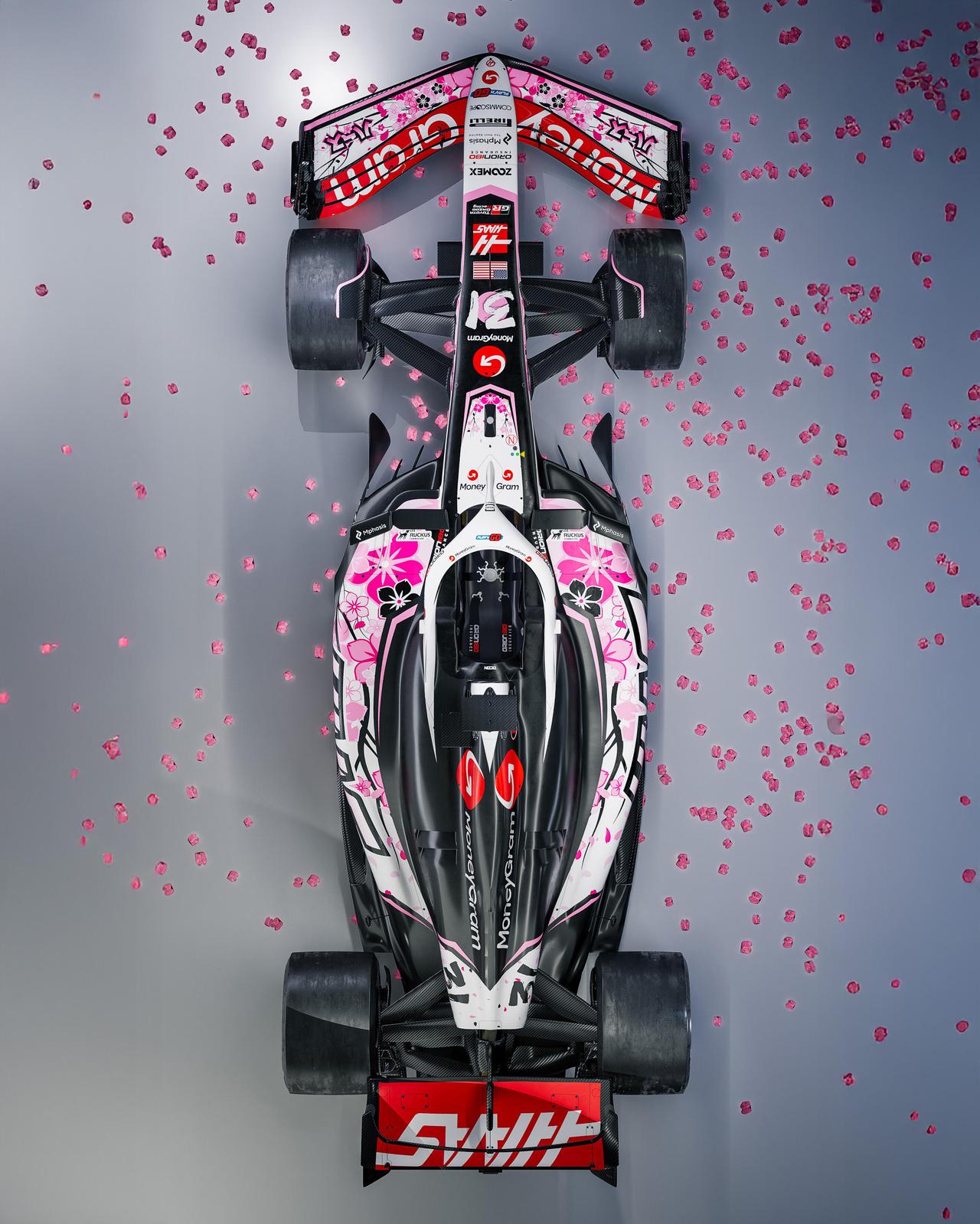 这波哈斯车队樱花涂装🌸是“设计加分，性能未知”。原本主调更压抑，这次白+樱花粉