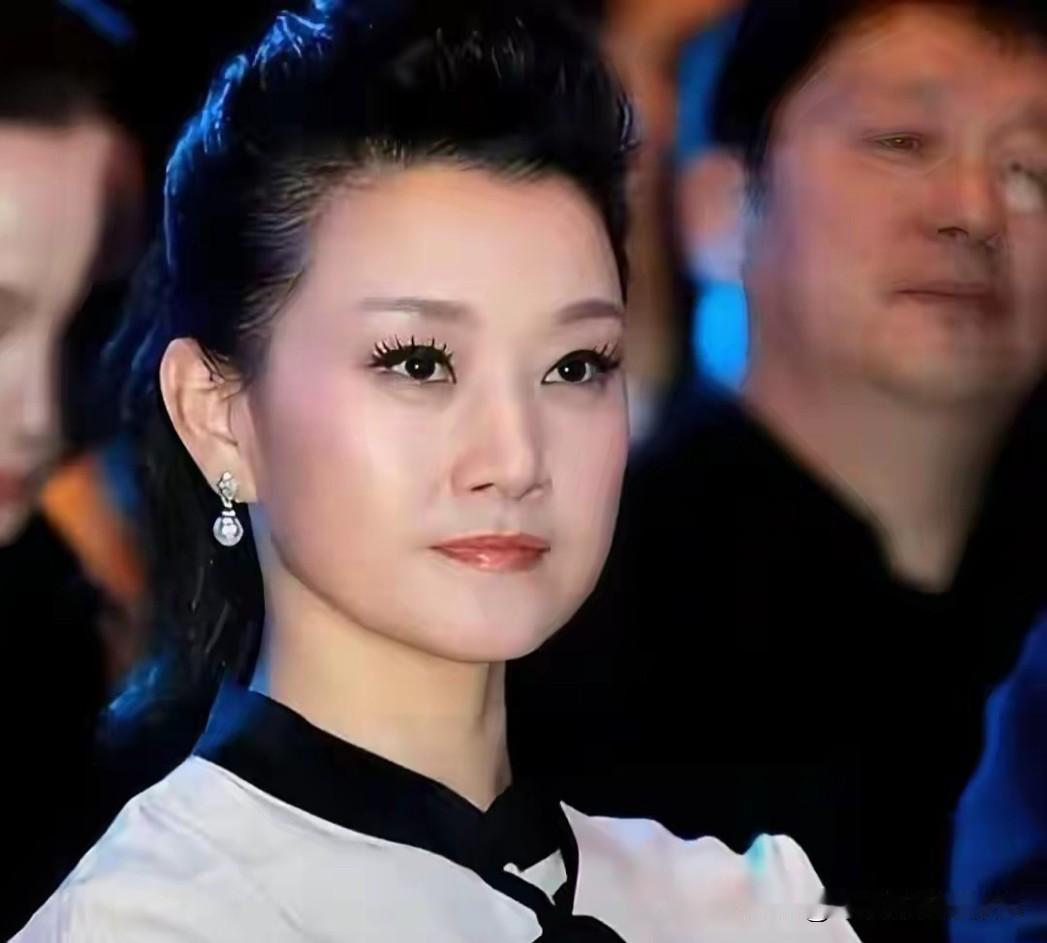 小时候光去听她唱歌去了， 觉得她唱的歌实在太好听了，歌声很完美，是非常有辨识度的