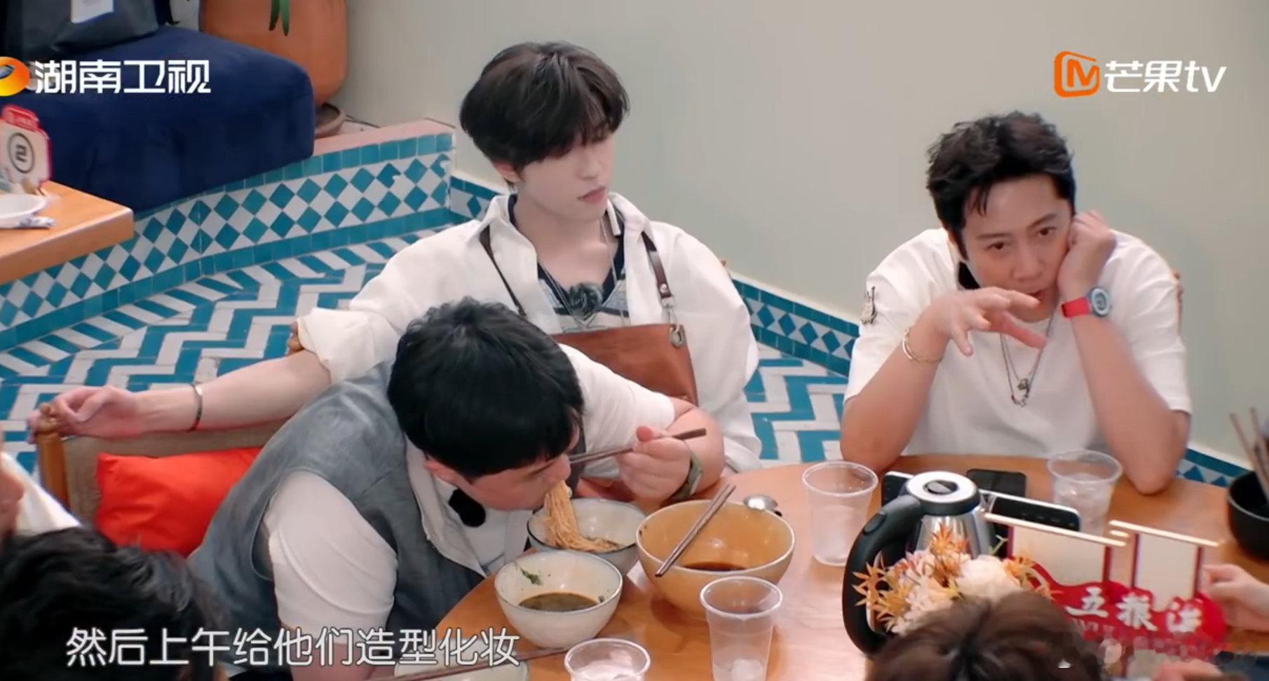尹浩宇[超话]尹浩宇被姜妍丁禹兮沈月起哄到害羞谁看尹浩宇这波不笑啊！刚要掏照片展