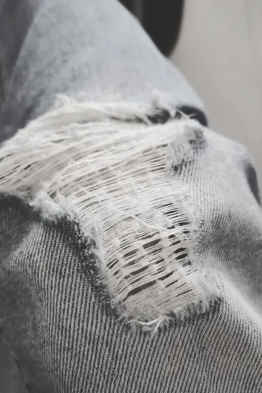 你晓得破洞牛仔裤是咋做出来的不？最近，一段制作破洞牛仔裤的视频在网上火得不行，网