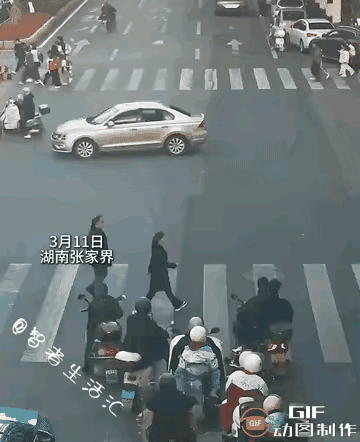 公交车上的孩子倒挂在车窗外，在危急时刻，好心人救了这个孩子！这一幕发生在张家界，