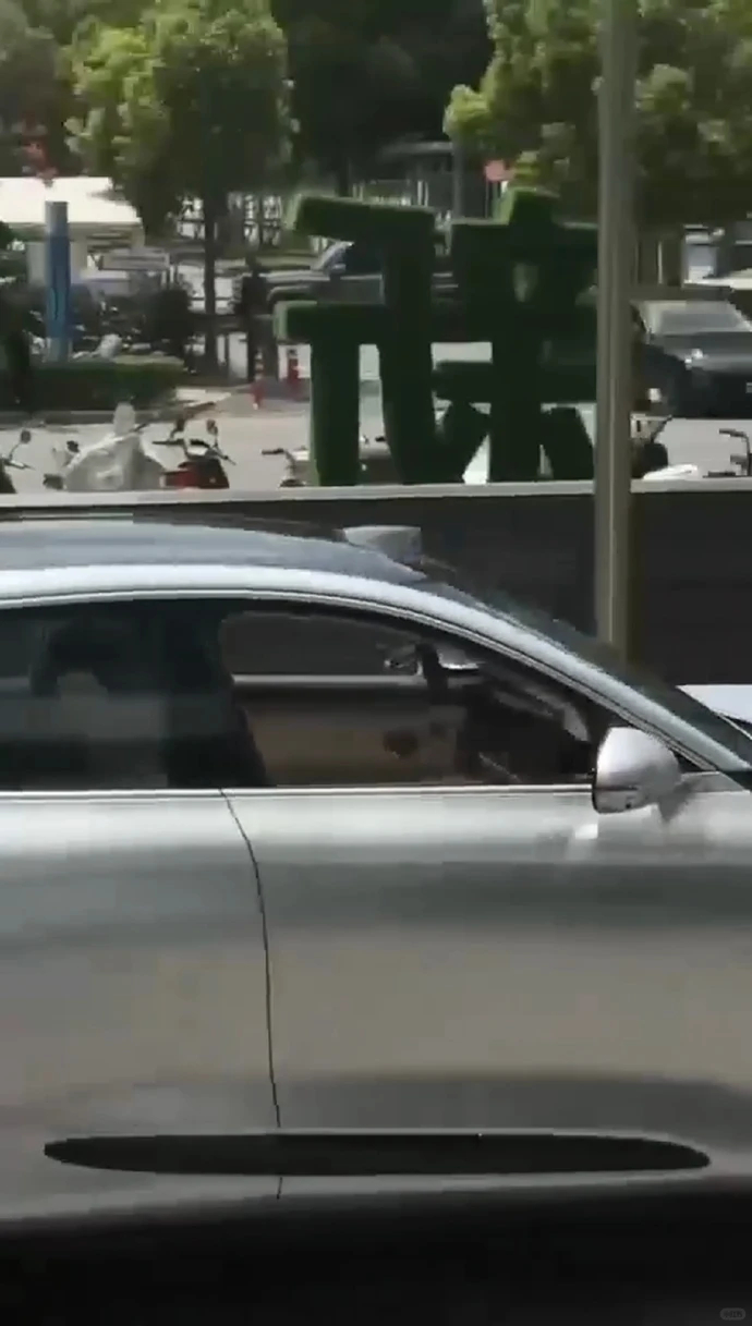 智己无方向盘实车上路一台没有方向盘的车，直接跑在真实城市道路！！马斯克喊了十年的