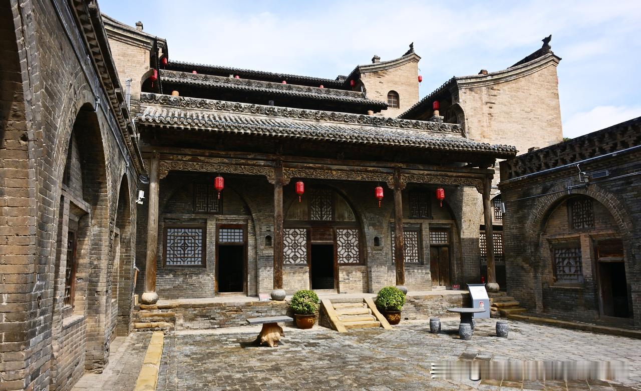 婚姻，从来就不自由

表面上看，婚姻是自由的，可仔细琢磨，其实一点也不自由：
与