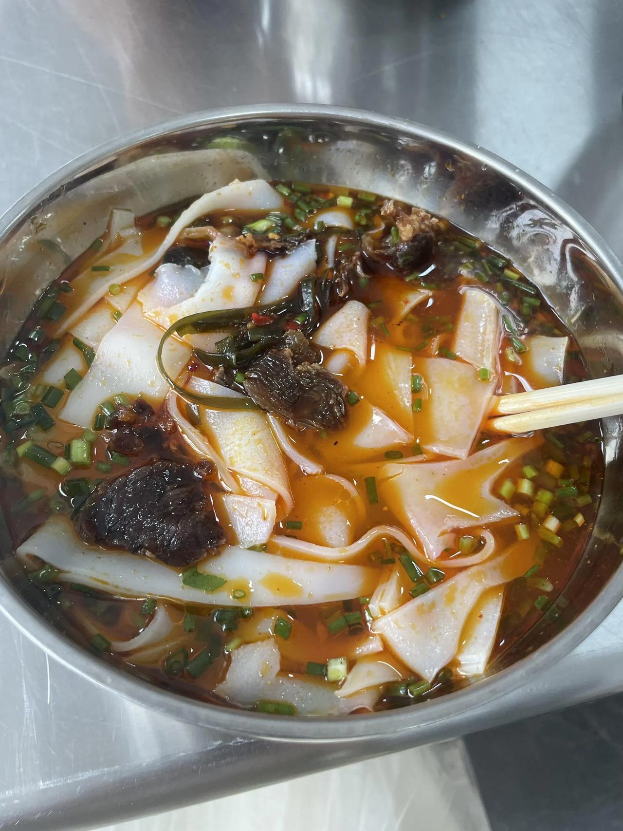 这样一碗牛肉粉小时候能吃完三分之一，成年胃口好能吃完。现在，我能费尽力气吃掉一半