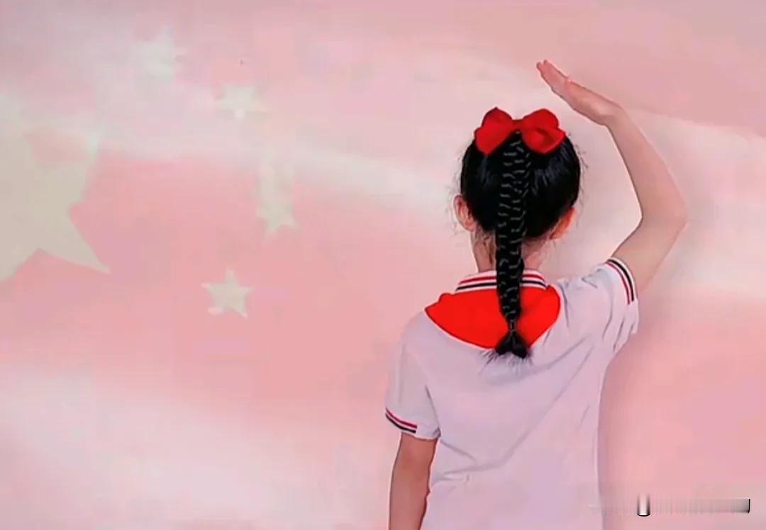 关于一年级下学期选拔少先队员的几点思考：
我女儿是小学一年级，前几天听她妈妈说，