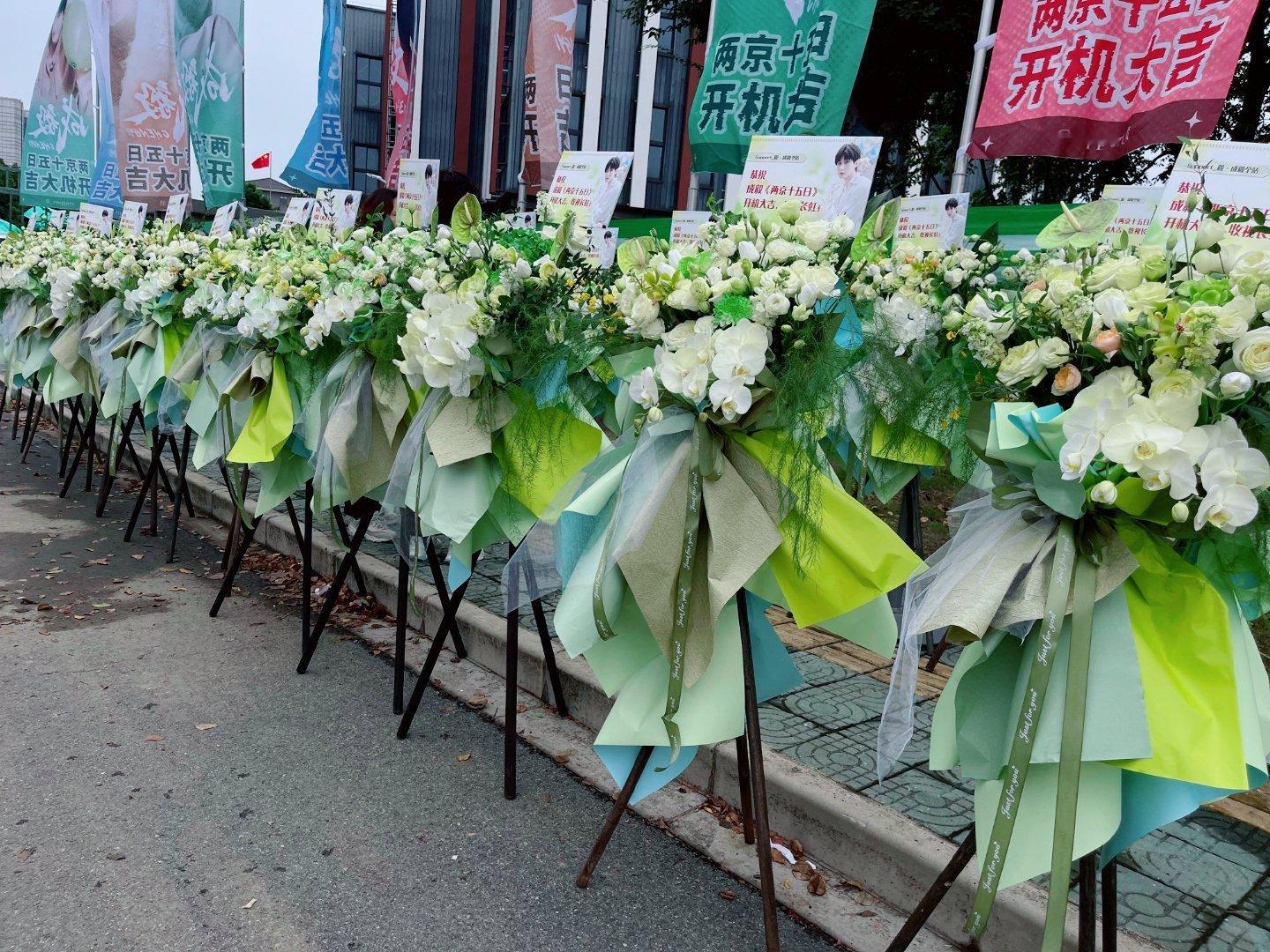 两京十五日开机物料成毅主演《两京十五日》开机现场，祝顺利，新剧大爆。💚 ​​​