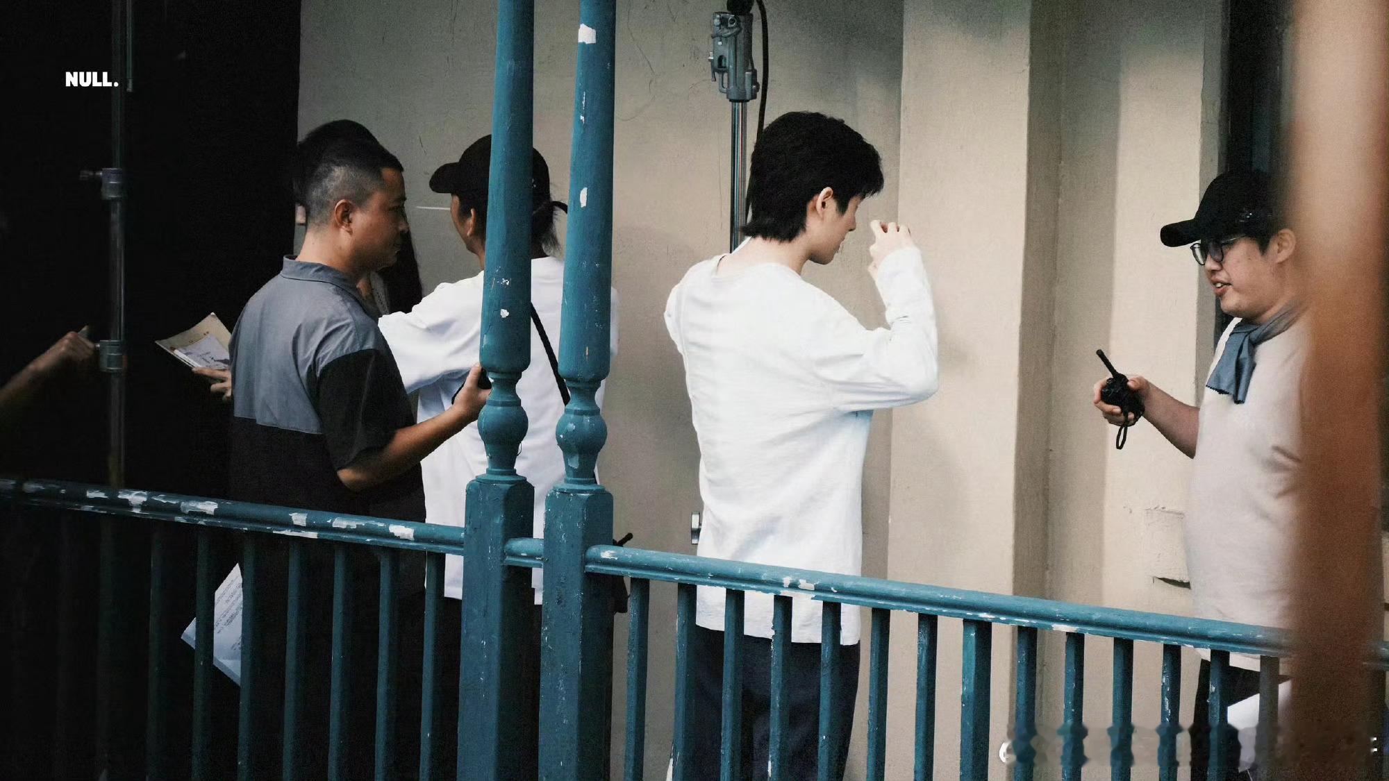 刘昊然海岛舒服日志白衣路透，很少年感 ​​​