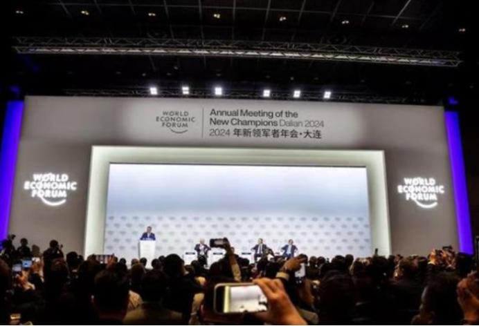 在达沃斯论坛这样的国际场合，美国政客通常会尽量保持对内分歧的克制。但加州州长加文