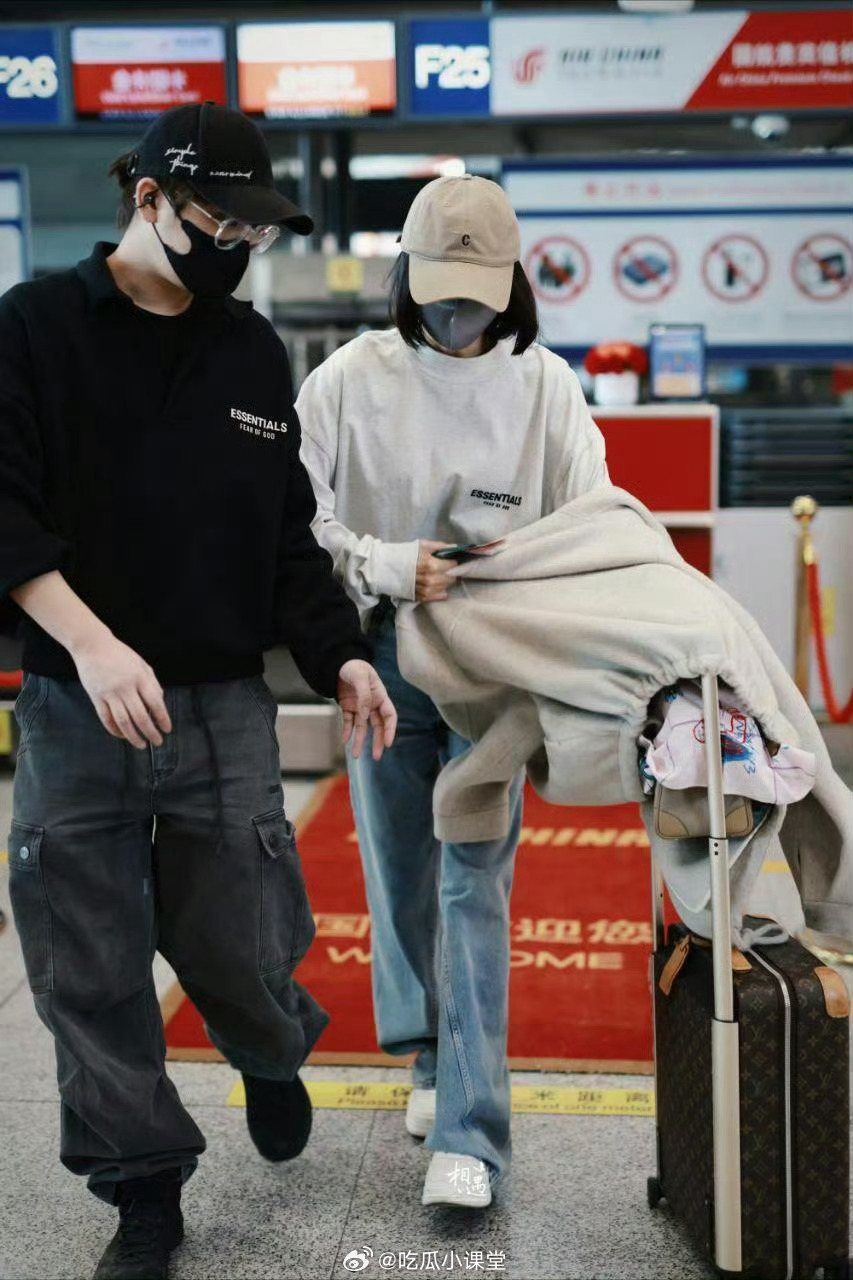 曝魏大勋秦岚感情现状秦岚那句“子宫使用权自主”当年被骂惨了，现在回头看，人家一直