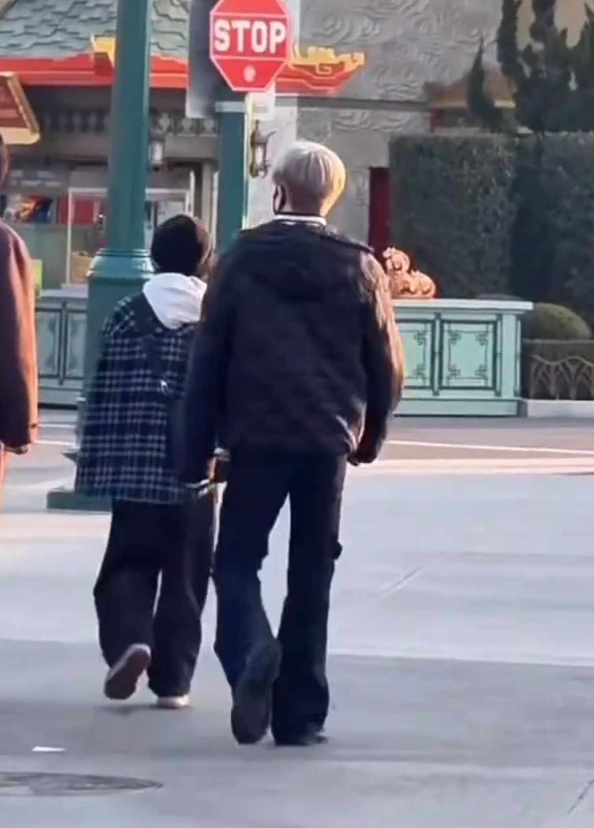 哥这个腿和走姿太好认了…… 