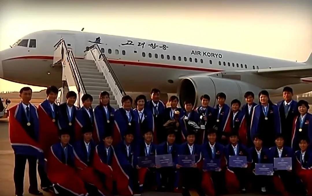 朝鲜女足凯旋
朝鲜十七岁女足夺得摩洛哥世界杯后回到平壤，机场受官员与家属欢迎。决