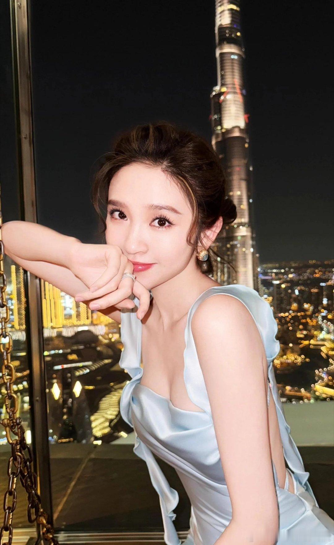 唐艺昕被自己化的妆笑出鹅叫谁懂啊，美女素颜好看就算了，自己化妆还能把自己逗到笑不