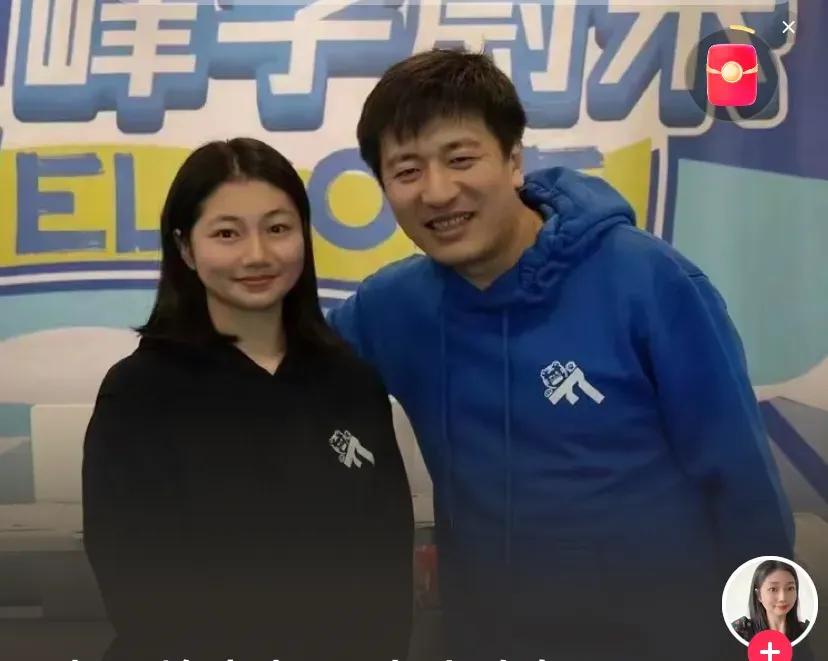 给张老师做东北蘸酱菜的小郭人美心善，哈尔滨姑娘，长得漂亮大气。小郭大眼睛，国泰民