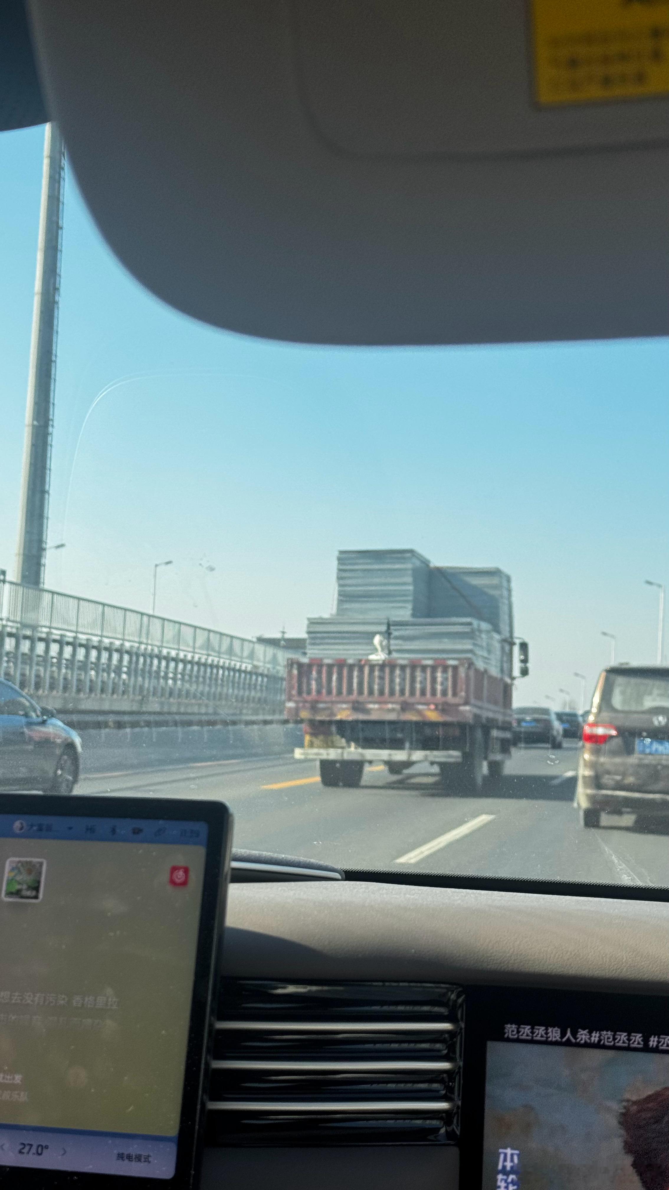 这大车好危险，只固定了左右，前后没有固定牢固 瑟瑟发抖 离得远远的宝子们车行千万