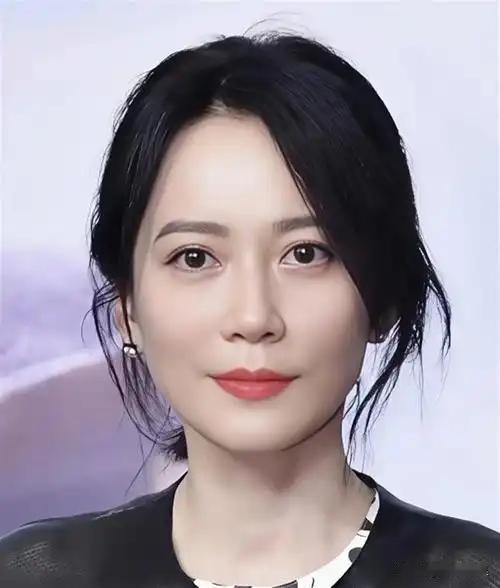 在这个习惯用热搜定义成败的圈子里，俞飞鸿的存在像一颗温润的玉，不刺眼，却有恒久的