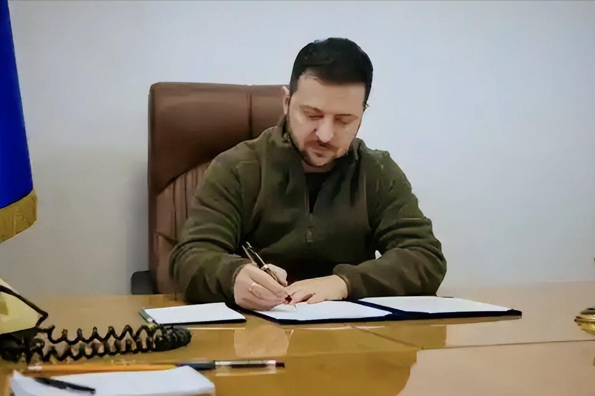 这次制裁真不一般，泽连斯基正式签署命令，对俄罗斯一批个人和企业实施新的制裁，而俄