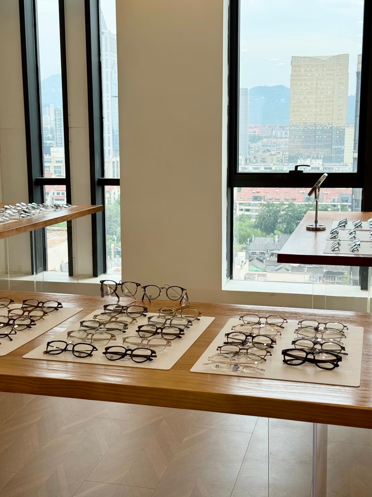 眼镜镜片标价799元进价仅15元近视人看到天塌了，这玩意都是溢价卖，而且好一点的