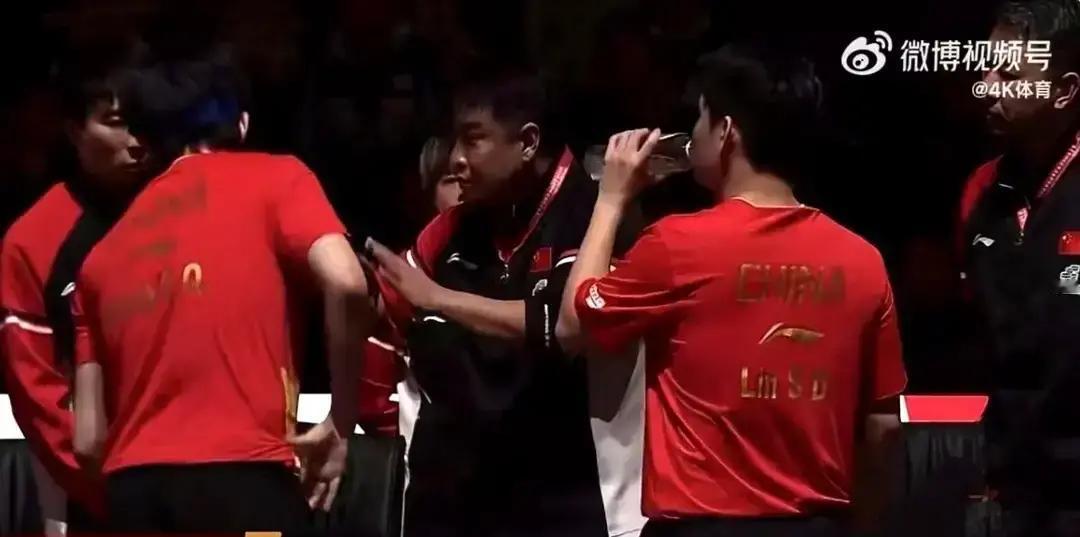 王皓在场边喊得嗓子都劈了，我隔着屏幕都觉得这比赛看得人“心累”。
 
这哪是打球