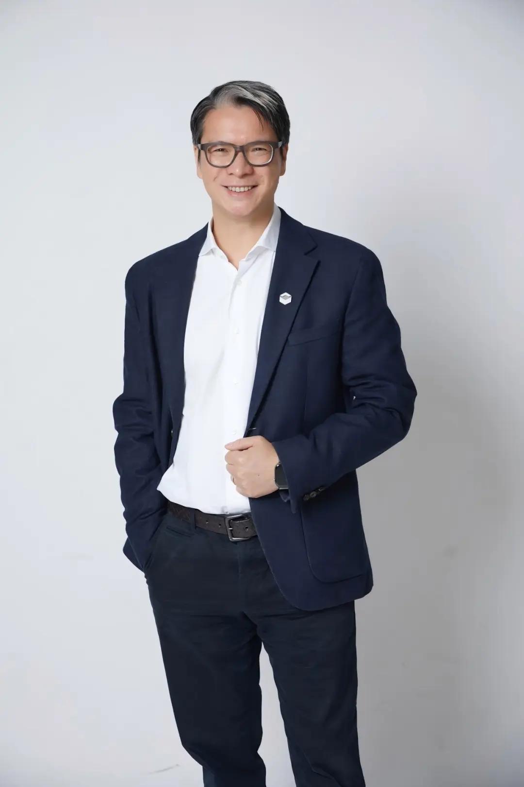 公开资料显示：董晨睿先生是意大利籍华人，是美国南卡罗来纳大学工商管理硕士、精通中