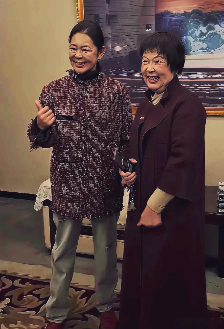 倪萍身边的老人是哪位老一代央视主持人？谁能认出来？