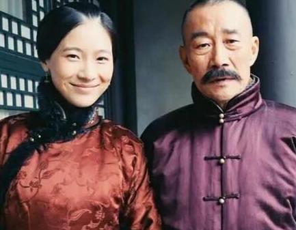 1915年，张作霖的三姨太为了泄愤，把侍女抽得遍体鳞伤。张作霖暴怒，一脚踹开房门