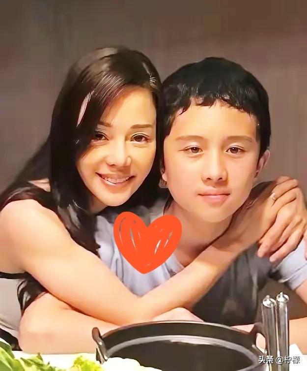 畸形的爱到底有多可怕？
台湾女星狄莺，坚持母乳喂养12年，
与儿子同床15年，就