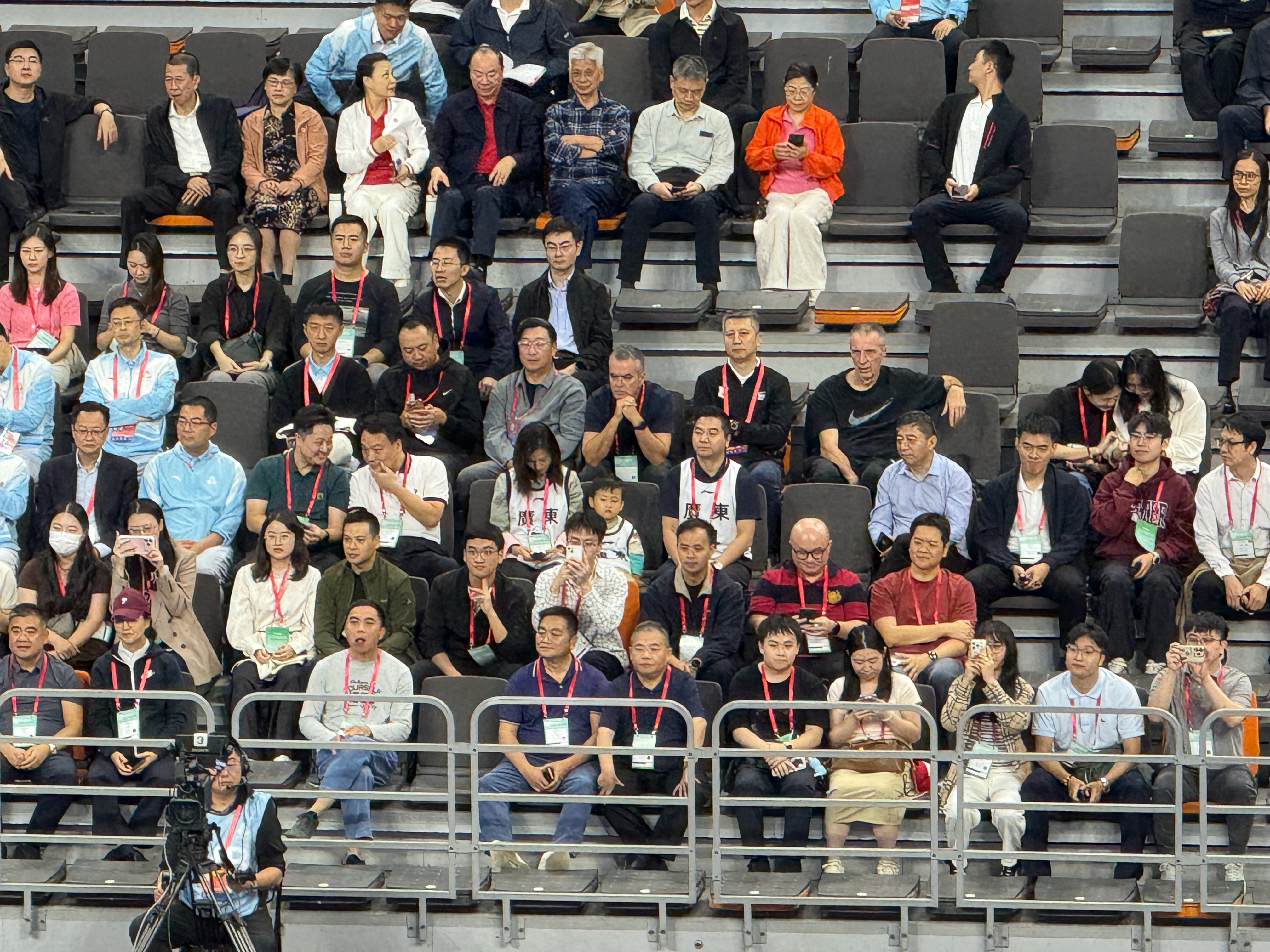 郭士强指导继续观战辽粤大战，篮协主席郭振明也来到了赛区。