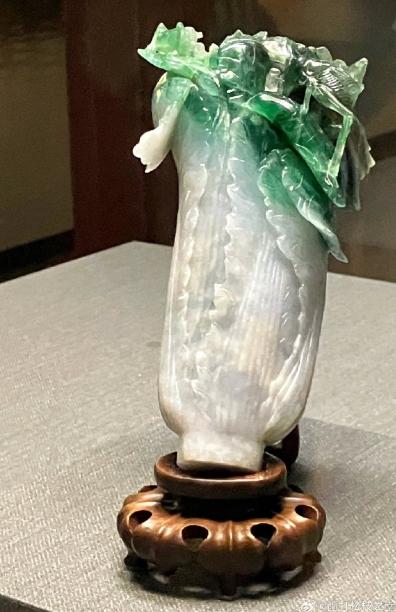 2007年，一名小学生在台北故宫观赏翠玉白菜，突然，他指着白菜上的蝈蝈大喊:“这