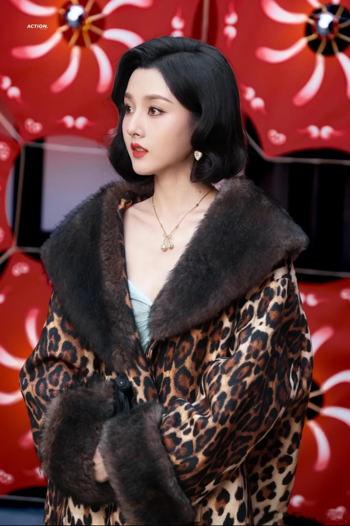 宋祖儿短发豹纹大衣造型宋祖儿豹纹大衣复古明伶造型 挑不出任何缺点的一张脸 