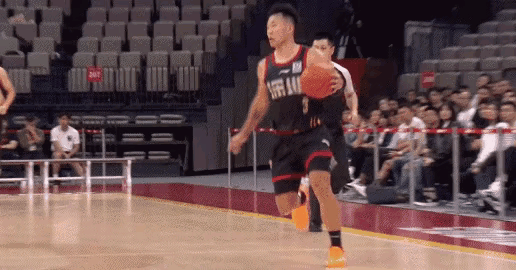 这一场贺希宁超神了！
来看看贺希宁1打4名场面，先两个转身晃晕第一个防守，接着穿