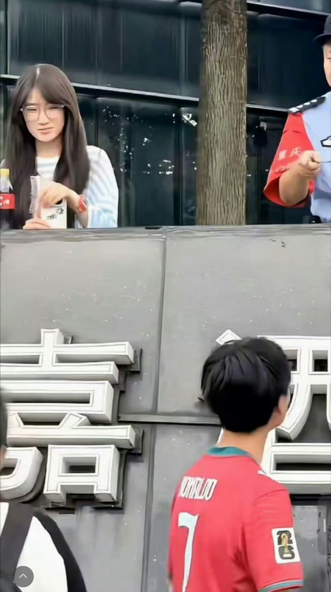 警方通报时代峰峻楼下聚集事件这个眼神真的绝了