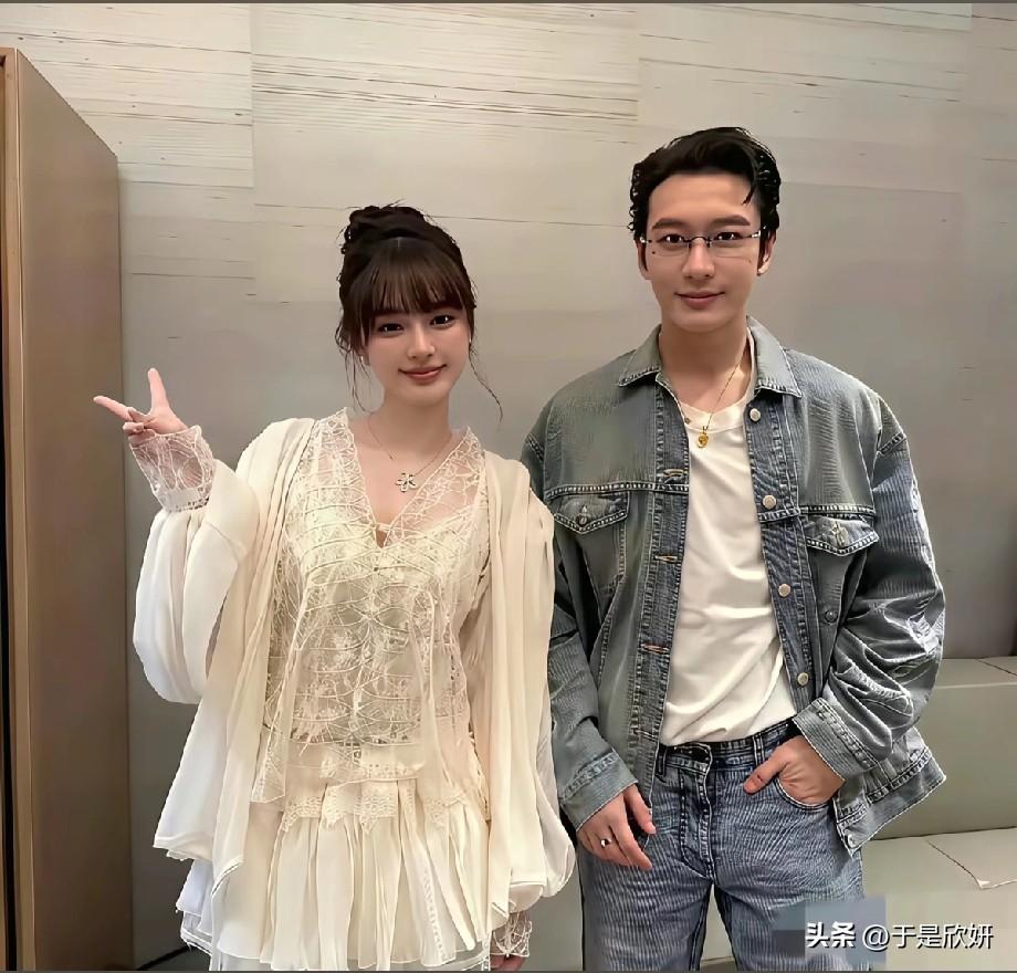 黄晓明新恋情再添实锤！
近日，他与新女友的同框照曝光，女方扎着高丸子头，穿着温柔