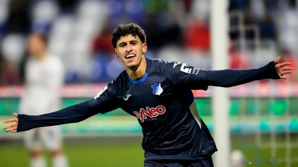 法兰克福有点意思，在得到德乙半程最佳射手埃布努塔利布后，又从霍芬海姆二队签下埃奇