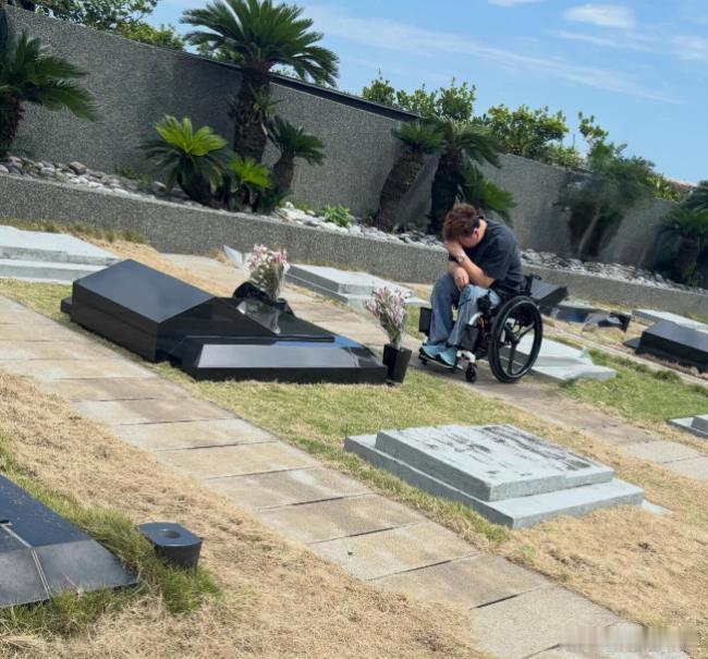 具俊晔好友在大S墓前哭泣 具俊晔好友在大S墓前哭泣，前半生守护着车祸重伤的队友 