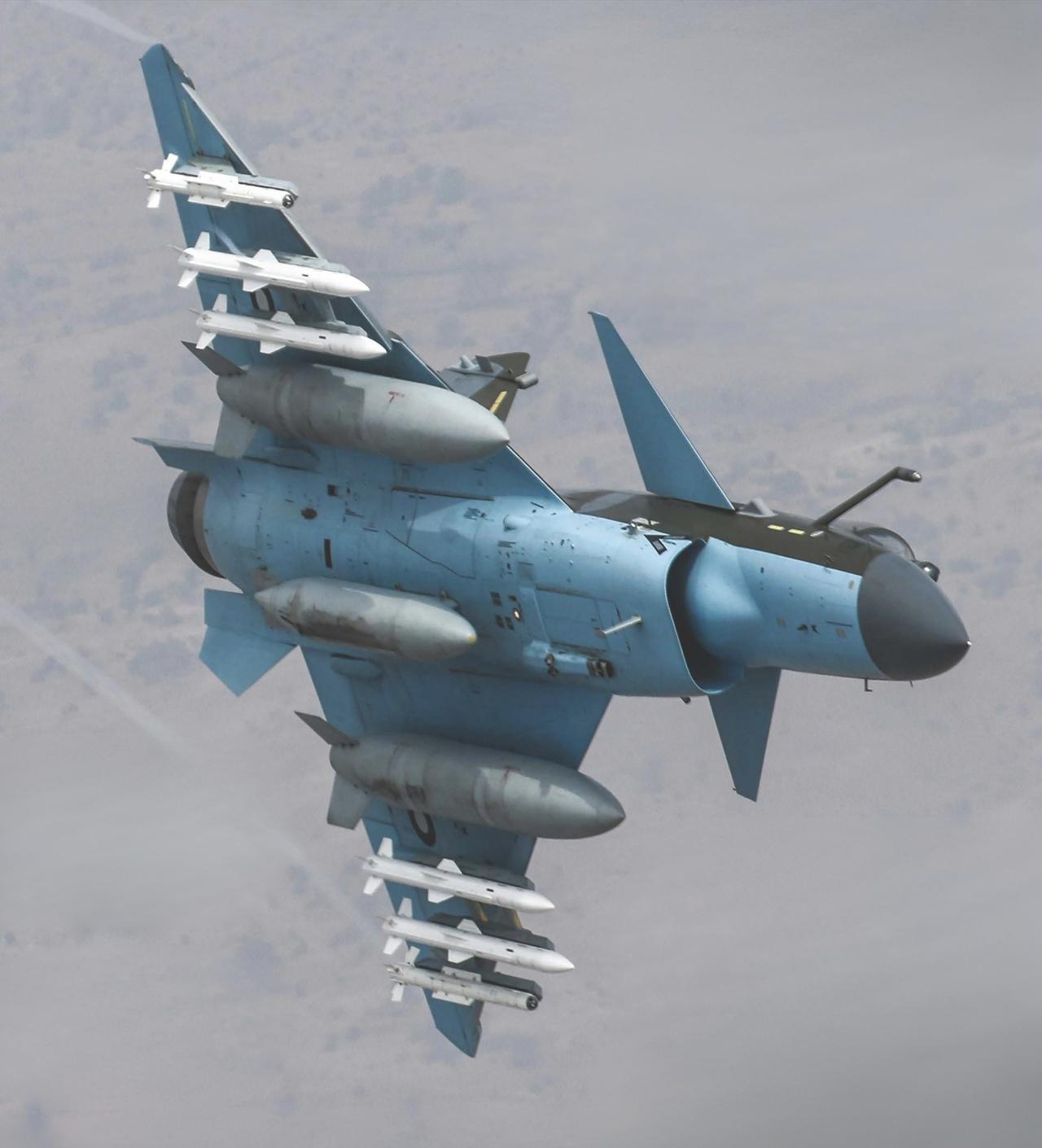 这个挂载模式下的歼-10CE战斗机，作战半径堪比重型战斗机！

图为歼-10CE