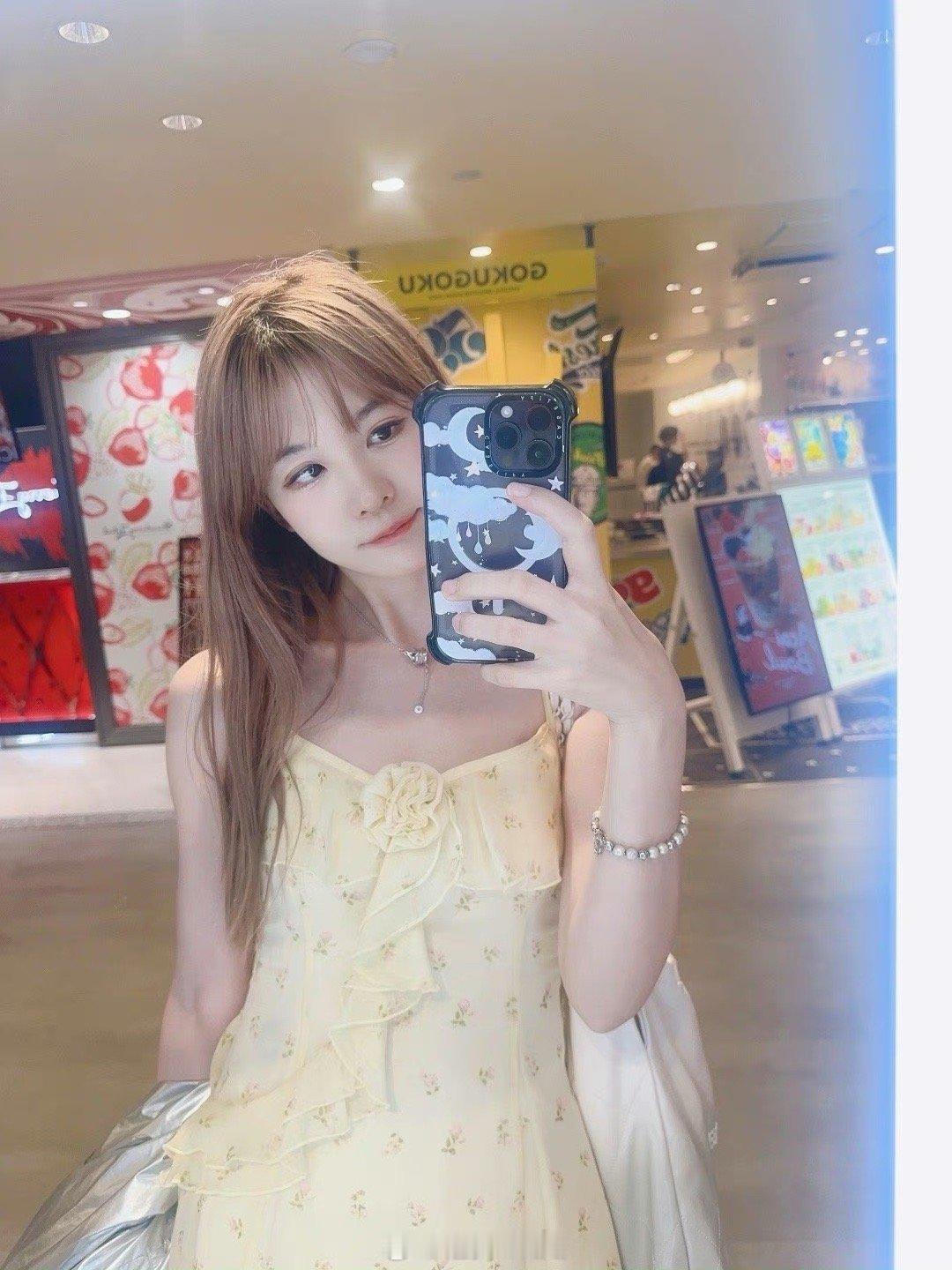 瞳夕！瞳夕！吾的爱妻[舔屏][舔屏]穿的有点小亮眼！LPL美女解说瞳夕晒自拍照并