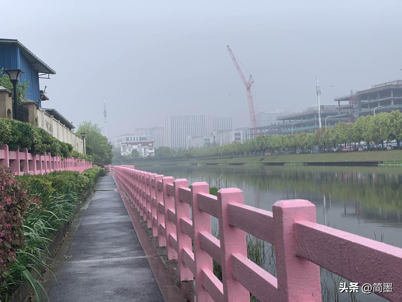 我也超爱各种色彩！就说蓝色吧，它是天空的颜色，小鸟在蓝天自由翱翔，白云悠悠飘荡，