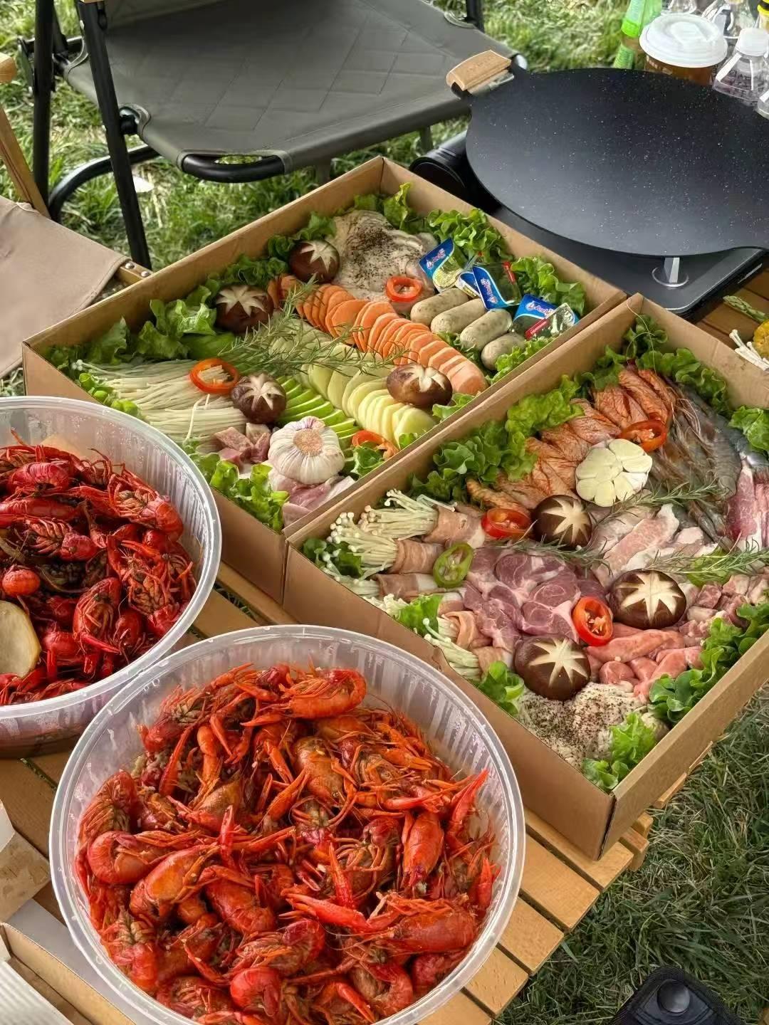 户外烧烤盛宴，新鲜食材和美味龙虾等你来享用！🍢🦞🌿