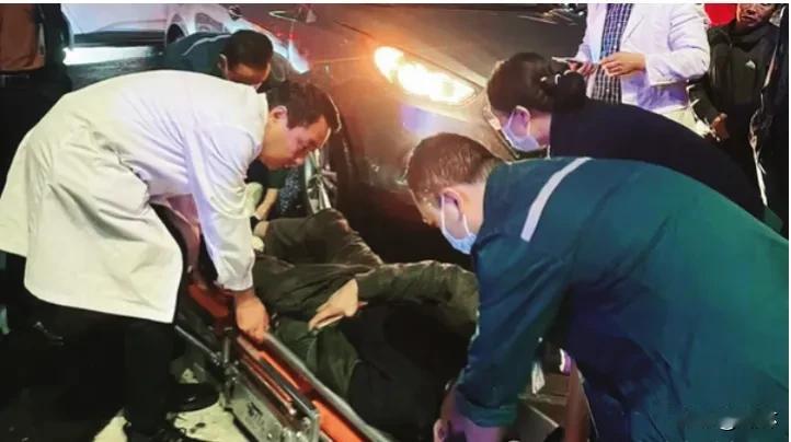 宝鸡一市民突遭车祸受伤 医生街头紧急施救

9月27日，市区金台大道与东岭路十字