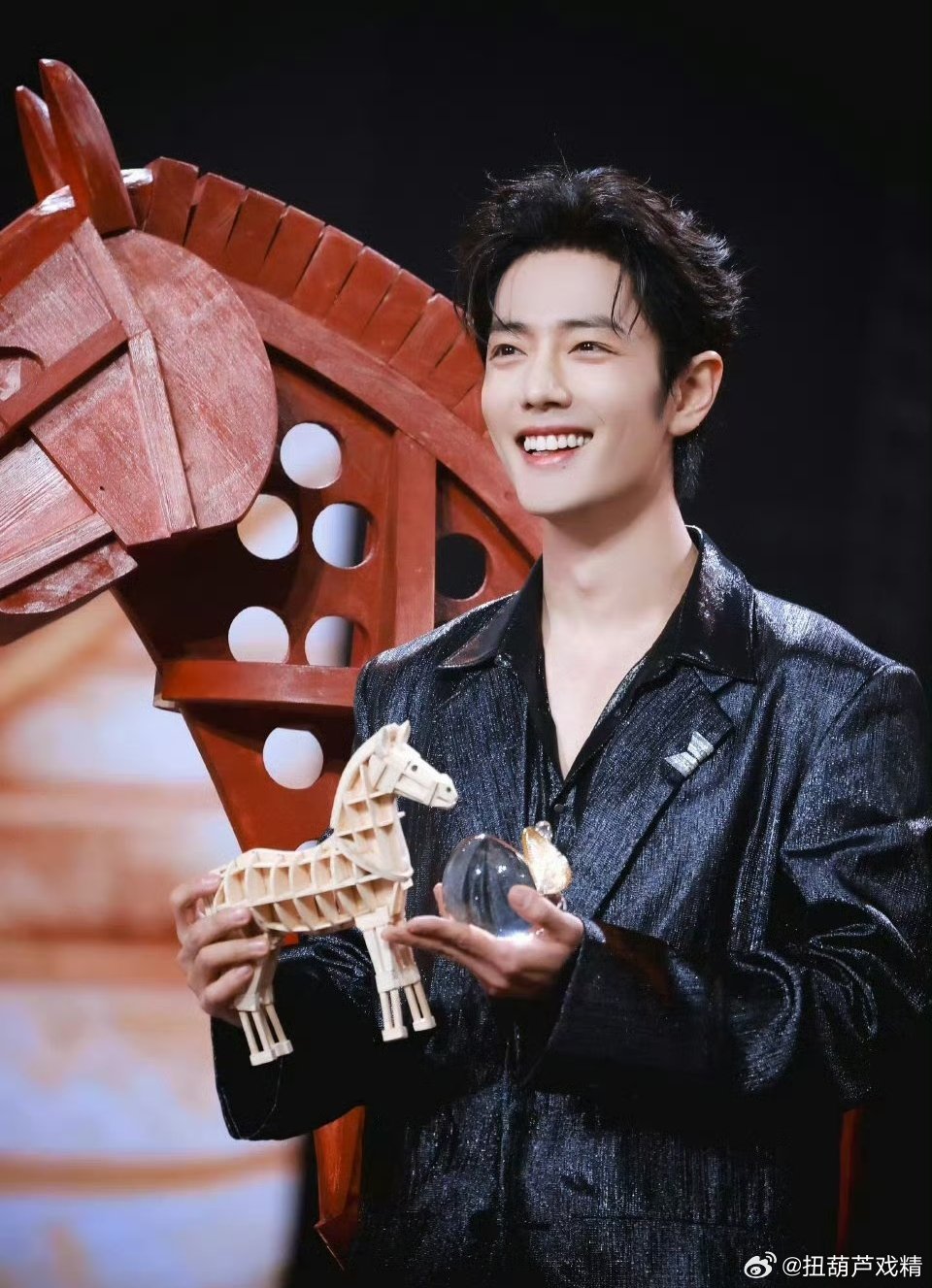 肖战SMG视帝恭喜肖战，藏海传全球大爆，早就应该拿奖拿到手软了。我又说对了吧？我