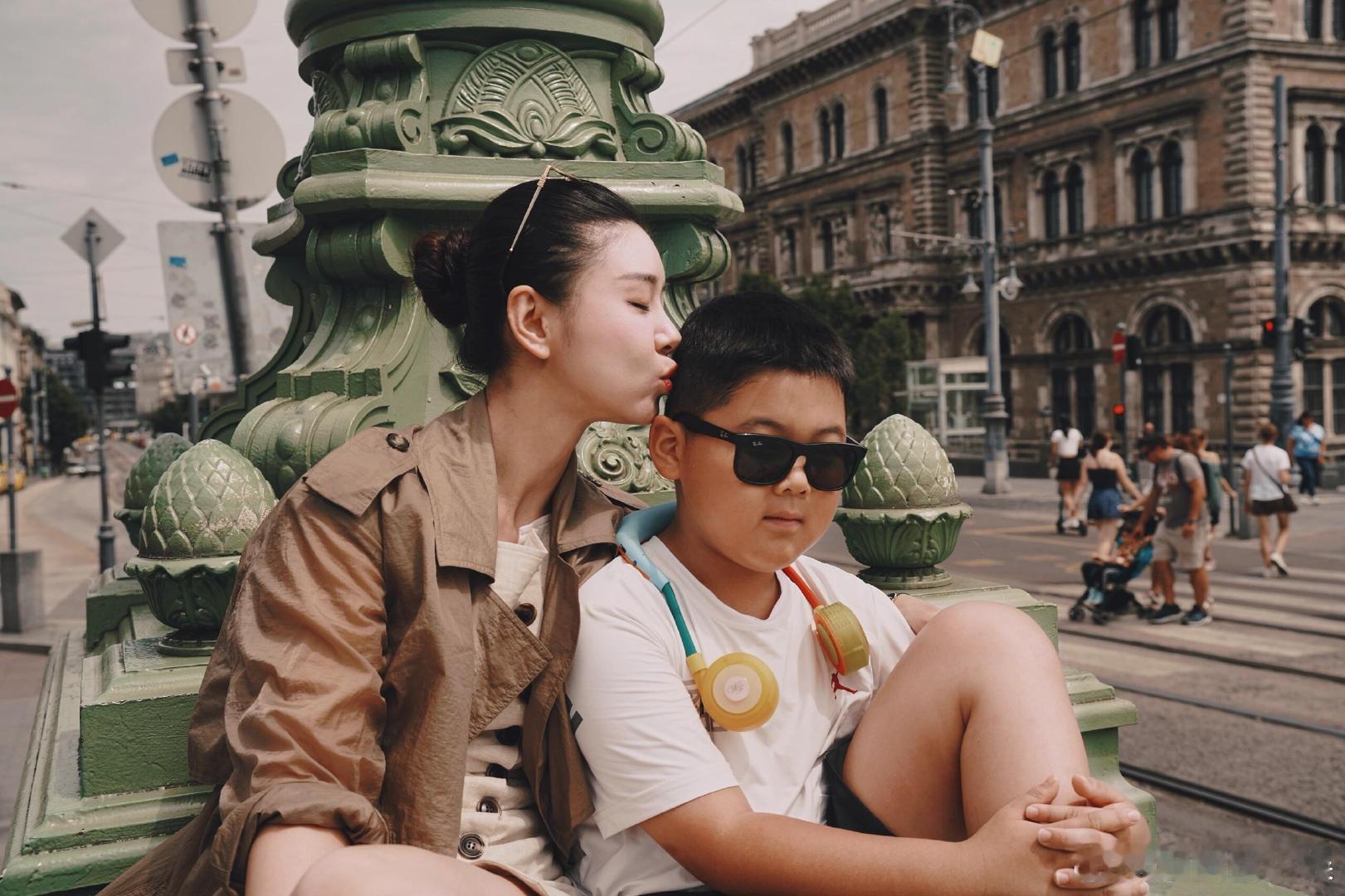 李小萌晒两个好大儿王雷李小萌儿子近照，老大贴心照顾弟弟的样子真的戳我，而且俩娃都