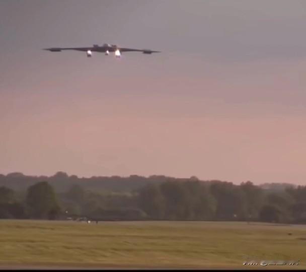 B-2幽灵轰炸机返回空军基地，导弹追不上，太夸张了，亚音速，叫雷达发现跑不了。