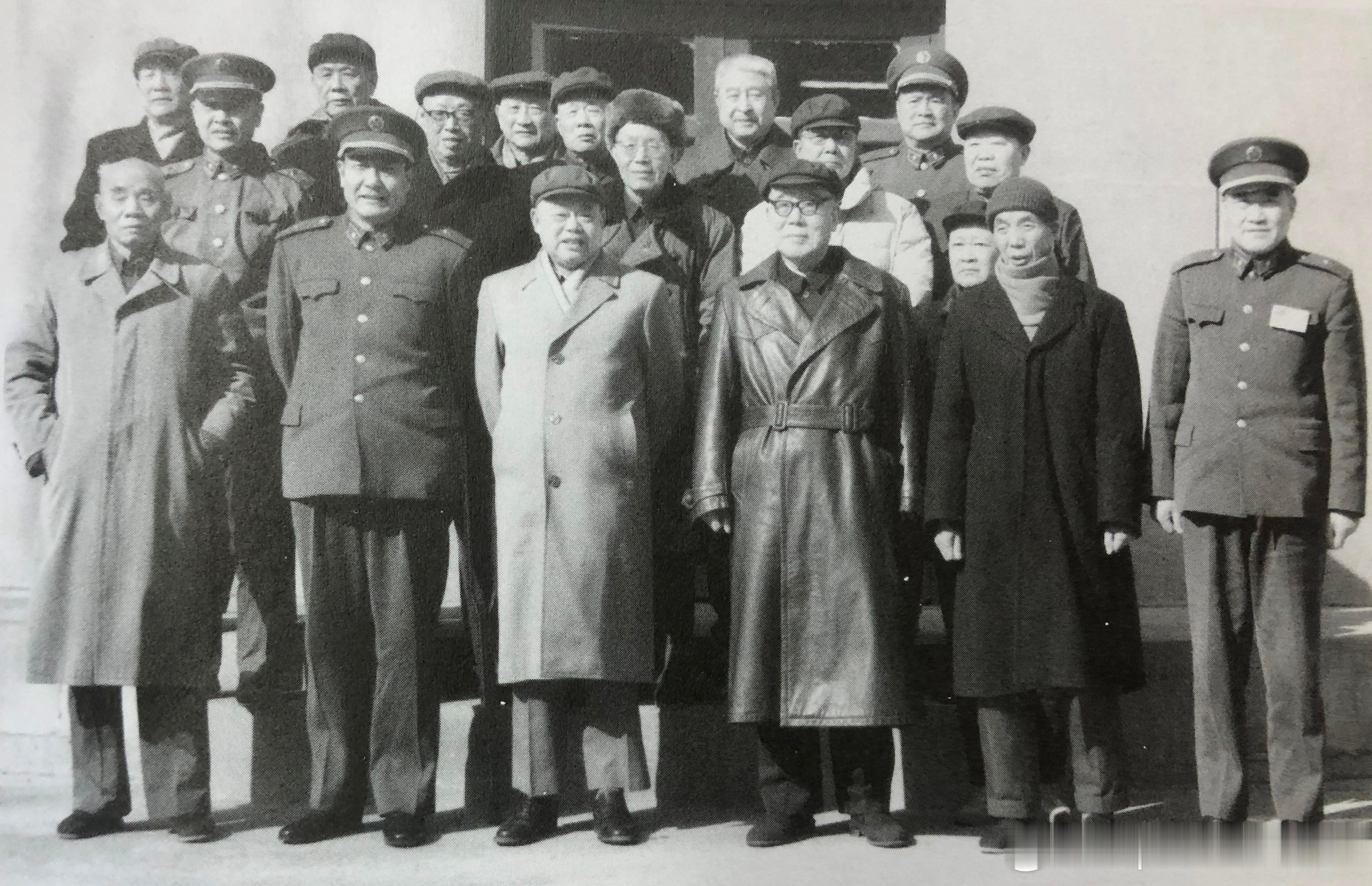 1985年总参炮兵部第一次代表大会在京召开时，副总参谋长徐惠滋与原军委炮兵领导合