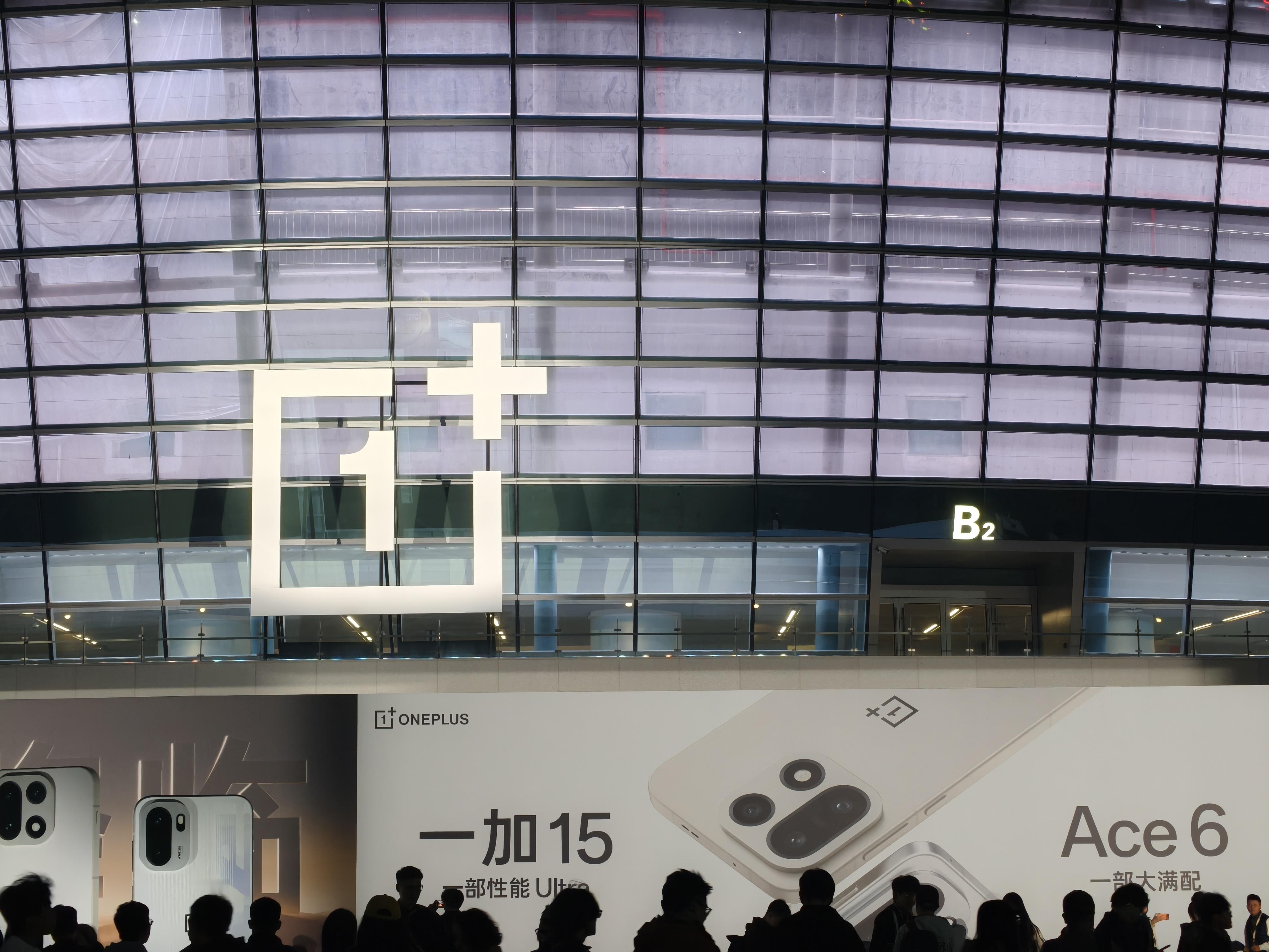 一加15和Ace6新品发布 到会场啦，今天两台机器性能都很炸裂，我比较关心价格，