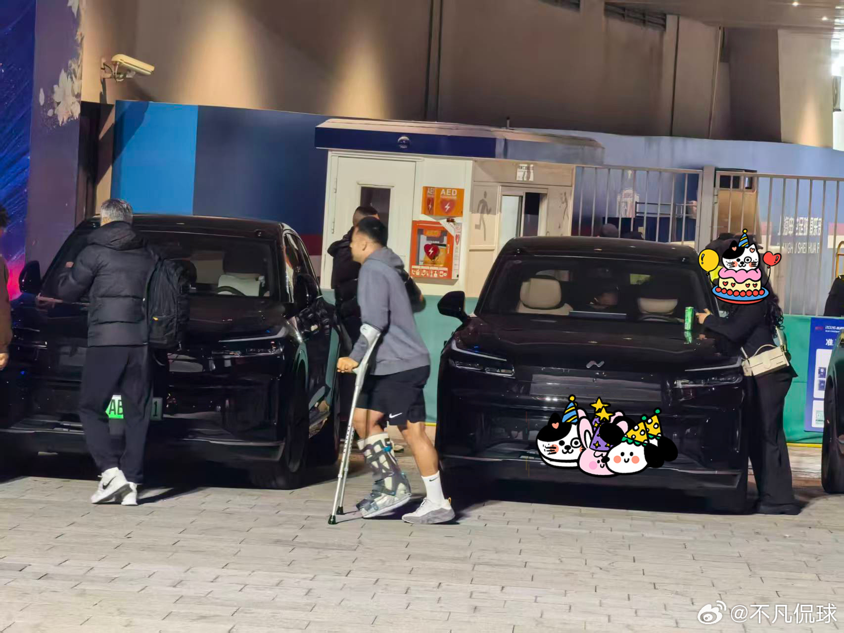 上海申花李可拄拐戴护具了！情况不妙啊！上海申花