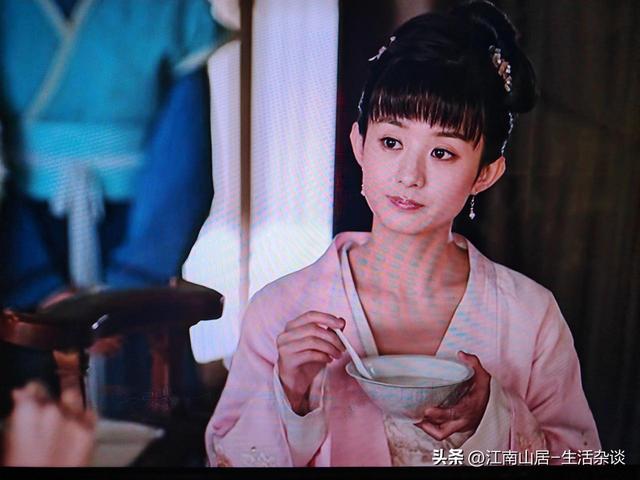 这两天在绍兴出差，晚上空闲的时候，重看了一遍《知否》，看到盛家三姐妹陪祖母一起吃
