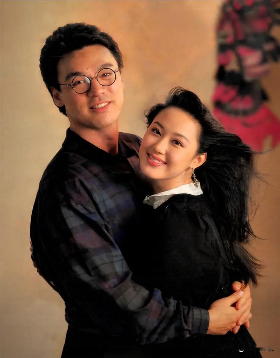 仔细看，那时的钟镇涛疏眉朗目，英姿昂昂，真是一表人才！而怀抱的美女是谁？看她黑发