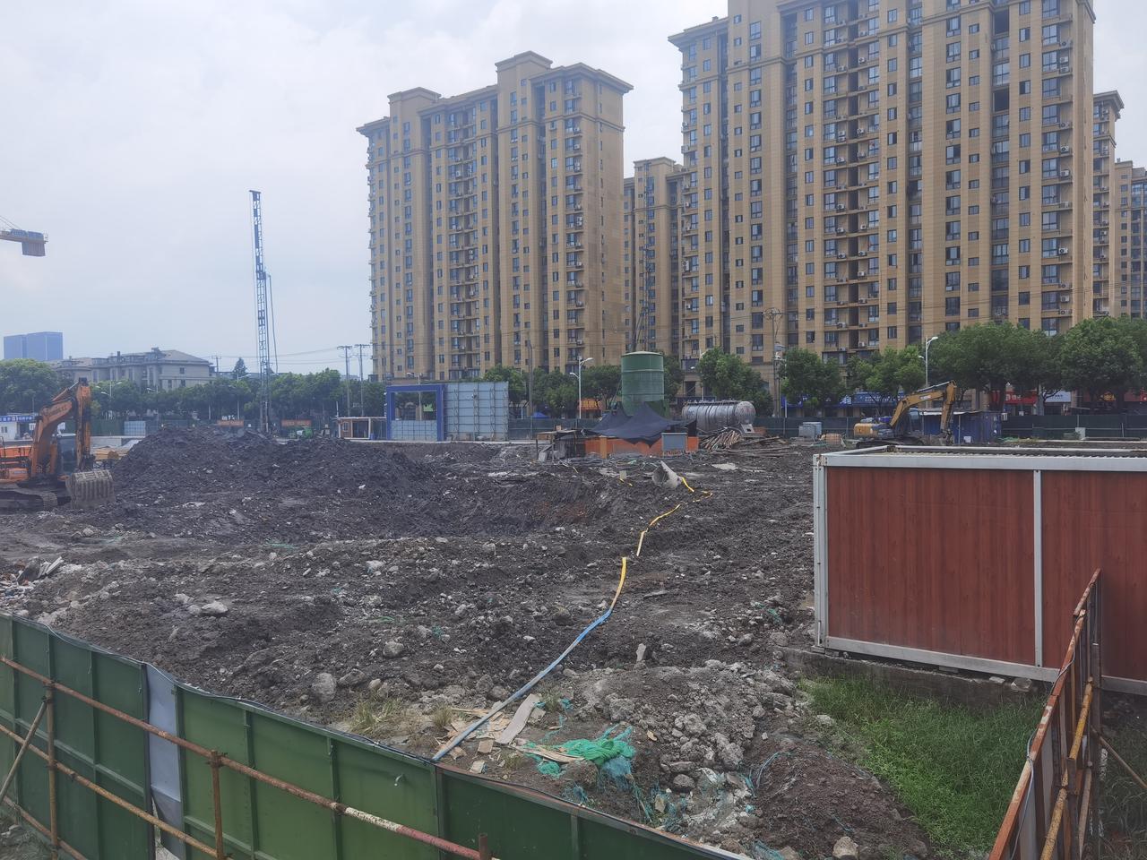 杭州湾数智人才港地基已打好，可以出地面了。