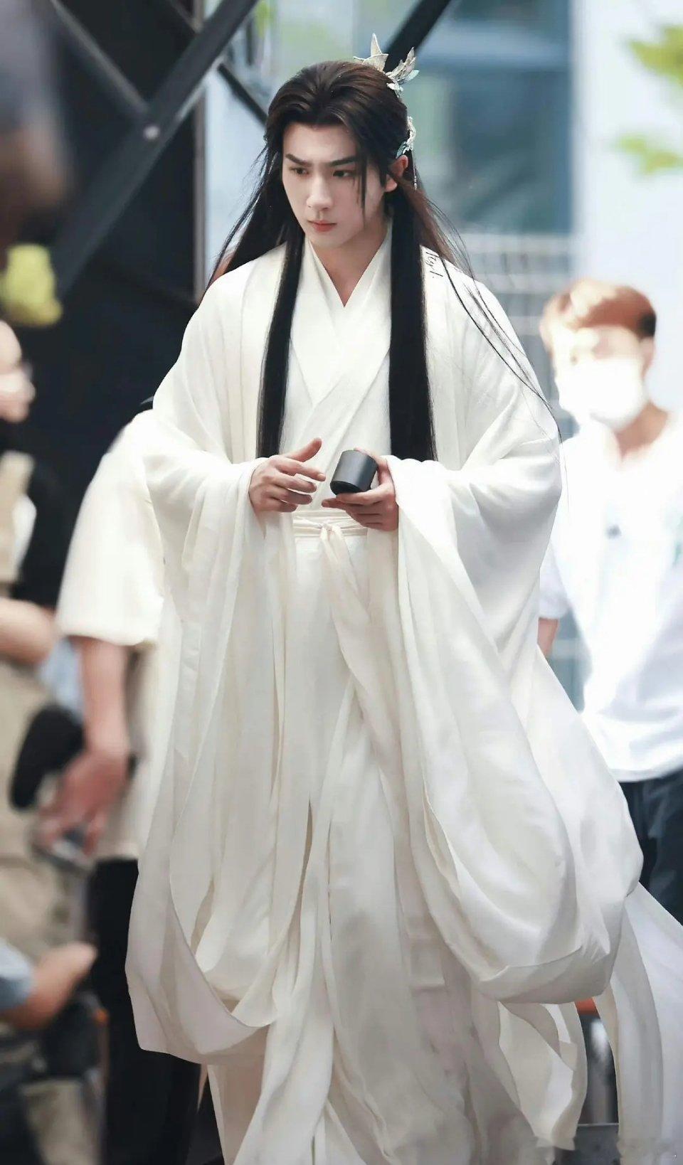 拍古偶里三层外三层，所以真的要求明星瘦，感觉李宏毅穿白衣还是好看的 ​​​